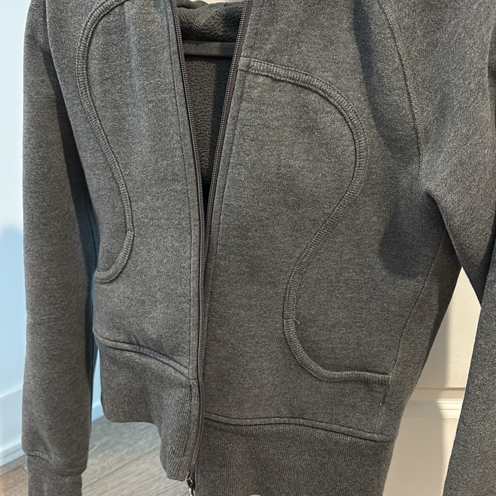 Lululemon hoodie size 2 great condition gray colour